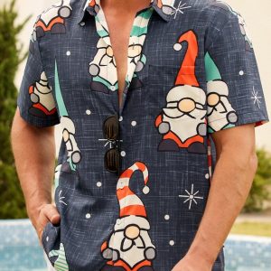 02ae3fc7deabf3867758493e148cb692aeaa1a60f96927e52a23d2b5abb06e26.jpg Casual Style Holiday Series Retro Christmas Christmas Gnome Element Pattern Lapel Short-Sleeved Shirt Print Top
